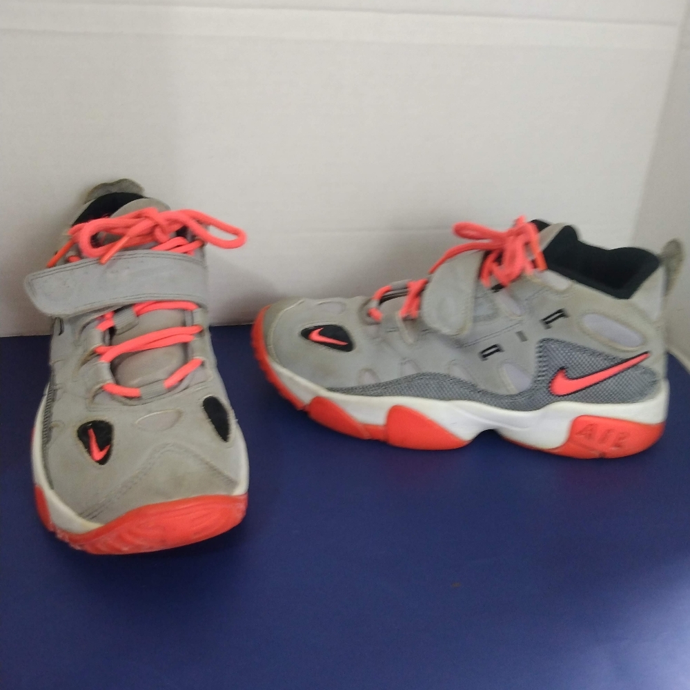 Nike Air Turf Raider GS Gray/Coral Sneakers